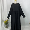 Schwarze, elegante Batwing-Abaya auf einem Mannequin vor weißem Hintergrund.