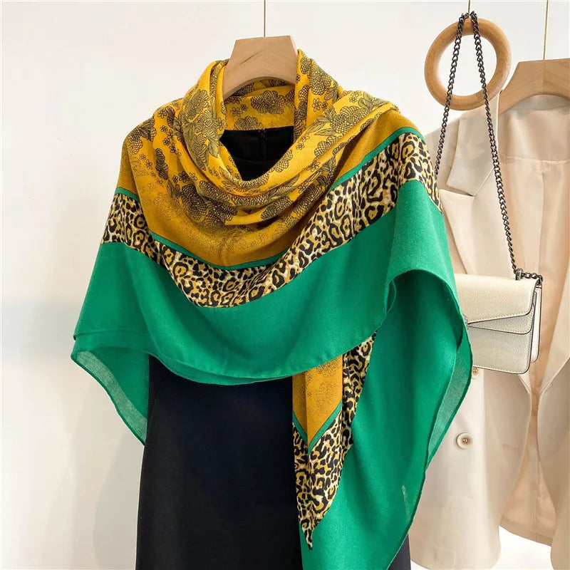 Leopardenmuster-Schal aus grünem und gelbem Viscose, drapiert über einem Mannequin.