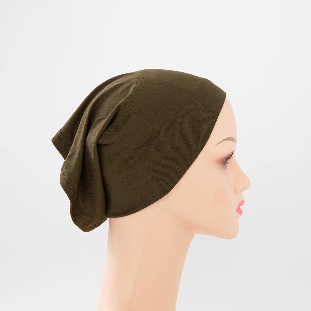 Nahaufnahme einer dunkel olivgrünen Bambus-Jersey-Turban-Kappe auf einem Mannequin-Kopf.