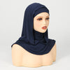Un mannequin portant un bonnet hijab instant double couche bleu marine pour la modestie.