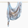 Hellblau-beige Aquarell-Ombré-Hijab-Schal aus Rayon-Modal, über einer Wäscheleine drapiert.