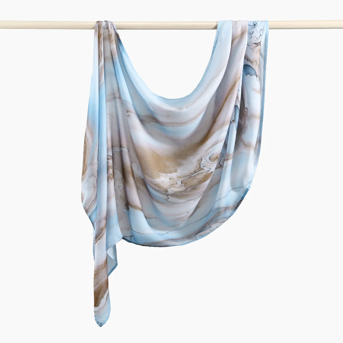 Hellblau-beige Aquarell-Ombré-Hijab-Schal aus Rayon-Modal, über einer Wäscheleine drapiert.