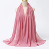 Fließender rosa Chiffon-Hijab-Schal um den Hals einer Mannequin