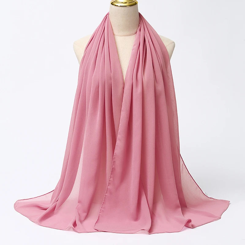 Fließender rosa Chiffon-Hijab-Schal um den Hals einer Mannequin