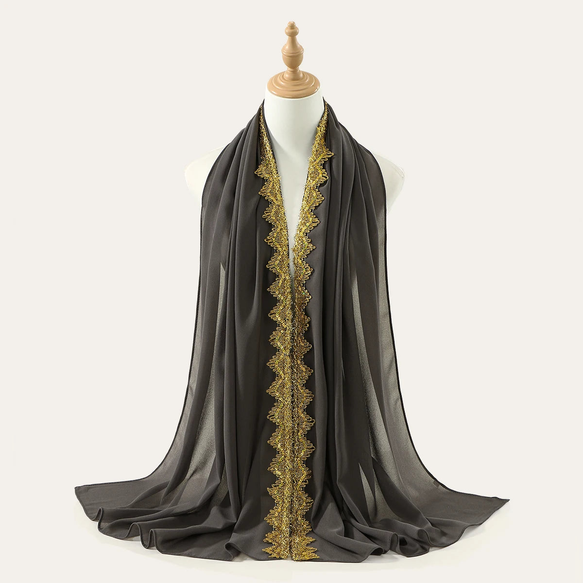 Dunkelgraves Spitze-Chiffon-Hijab-Schal über einem Mannequin drapiert.
