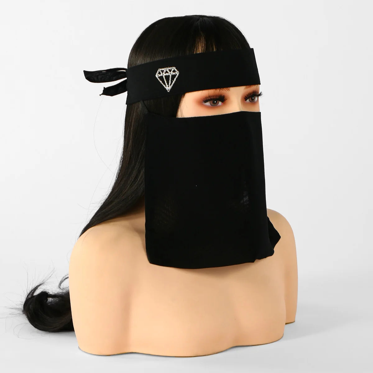 Schwarzer Face-Veil-Hijab mit Diamant-Design-Detail, getragen von einem Model.