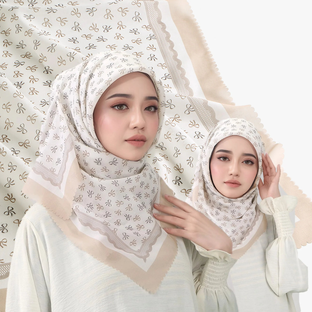 Zwei Frauen tragen florale quadratische Hijabs in hellbeigen und weißen Tönen.