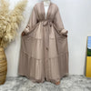 Cardigan abaya fluida de cuentas beige exhibida en maniquí contra fondo blanco.