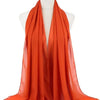 Orangerfarbiger, durcherzogener Chiffon-Hijabschal auf einem Mannequin-Hals.