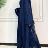 Un ensemble abaya en dentelle bleu foncé pour femmes, à manches longues et tissu fluide.