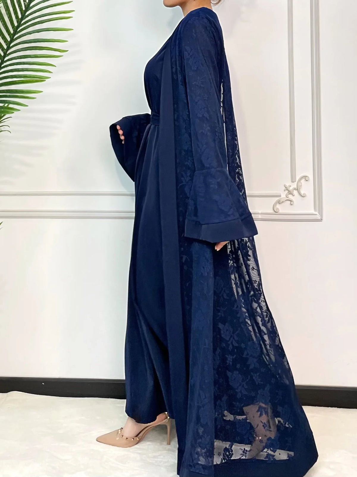 Un ensemble abaya en dentelle bleu foncé pour femmes, à manches longues et tissu fluide.