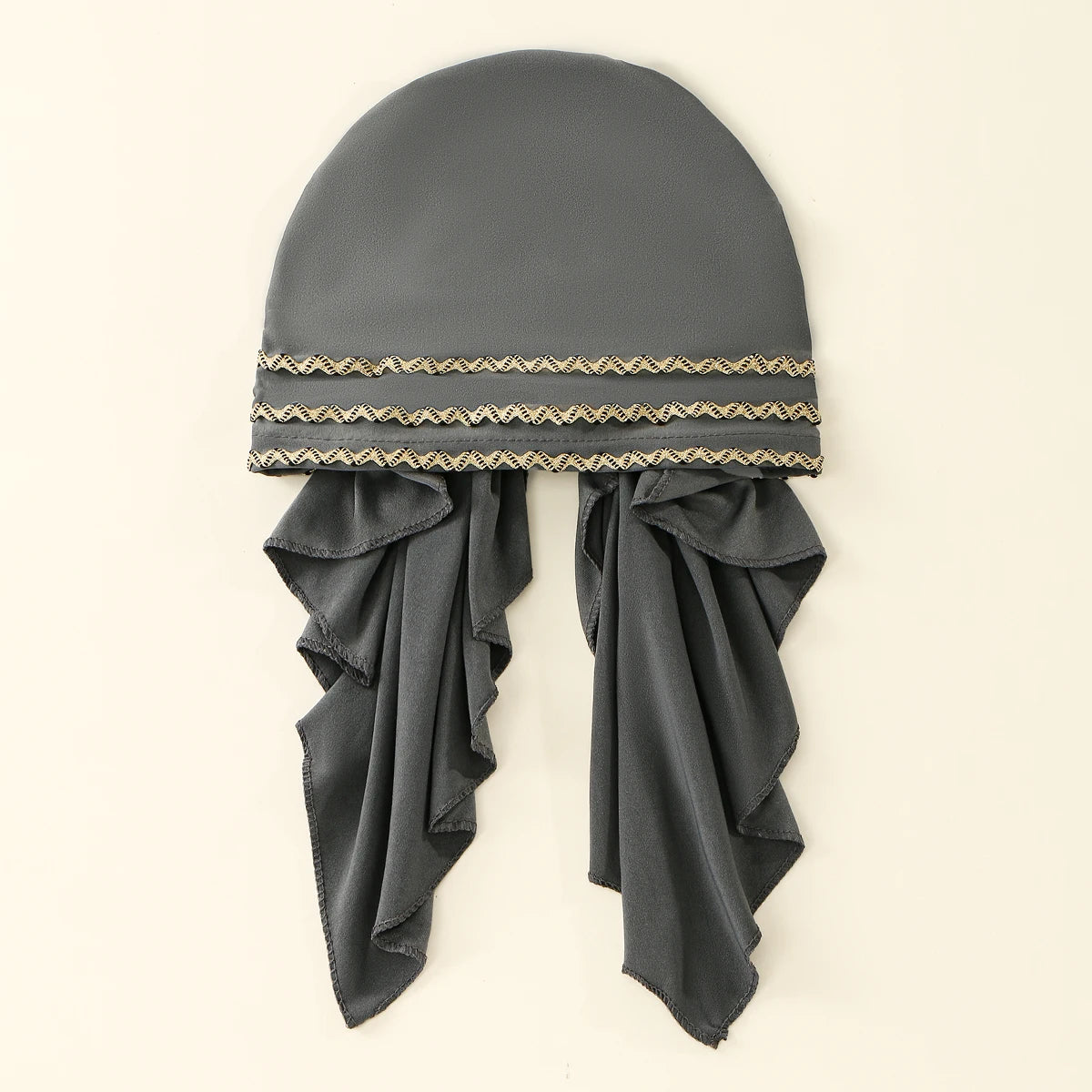 Dunkelgraues elastisches Stirnband mit goldenem Streifen-Detail und drapierter Stoff.
