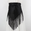 Ceinture triangle en satin noir avec longues pompons noirs attachée autour d'un vêtement blanc.