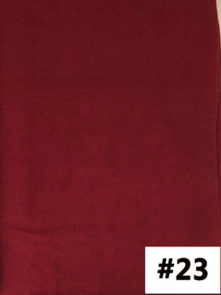 Foulard modal bordeaux uni avec le numéro 23 imprimé en blanc dans le coin inférieur droit.