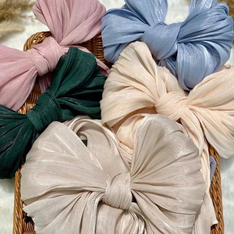 Colección de pañuelos de chifón arrugado brillantes en tonos rosa, verde azulado, azul y beige.