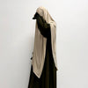 Eine Frau trägt einen beige-atmungsaktiven Bambus-Jersey-Khimar-Hijab in olivgrüner Farbe.