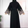 Vestido abaya negro de manga larga de lujo exhibido en maniquí.