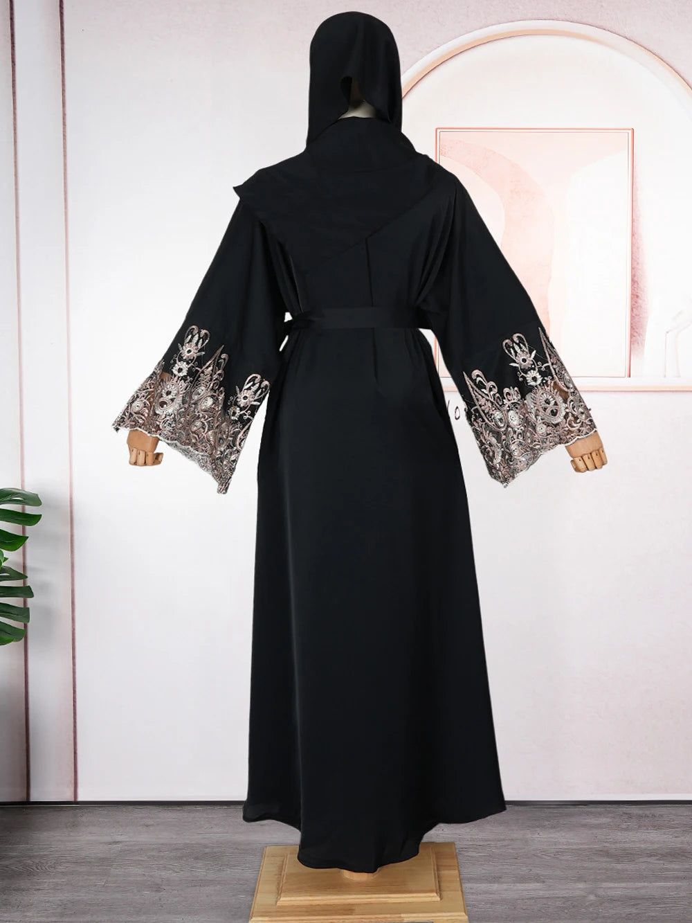 Vestido abaya negro de manga larga de lujo exhibido en maniquí.