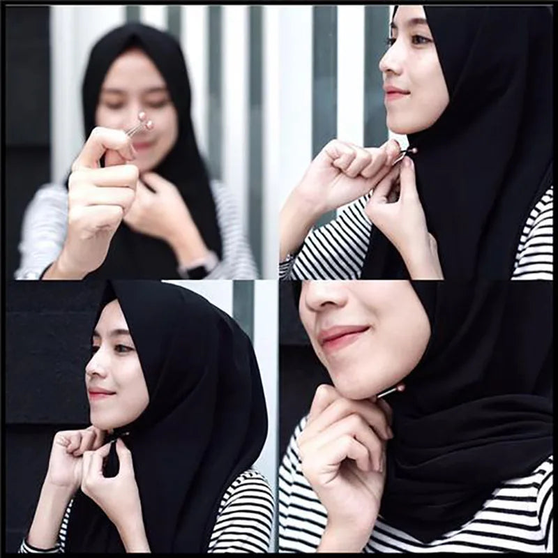 Nahaufnahme einer Frau mit schwarzem Hijab und Perlen-Akzentclips auf ihrem Schleier.