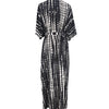 Schwarz-weißes Tie-Dye Sommer-Strandkimono-Kleid auf einem Bügel