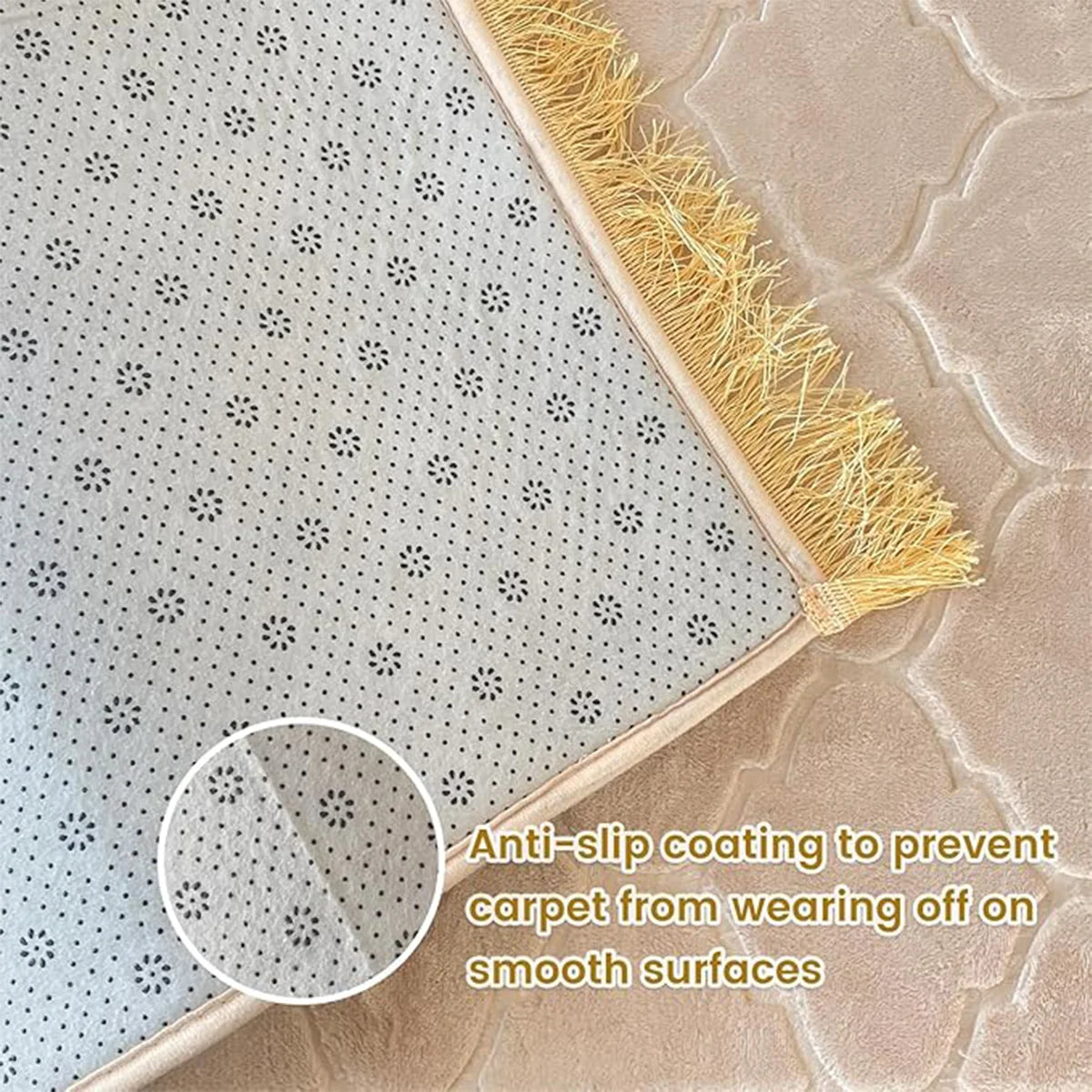 Gros plan d'un tapis de prière embossé avec une pompon doré montrant une fonction antidérapante.