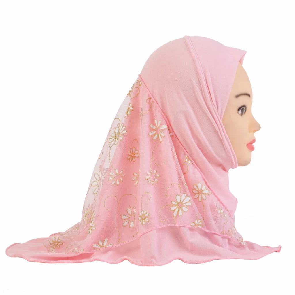 Rosa blumiges Netz-Hijab-Cap auf einem Mannequin-Kopf.