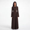 Modelo vistiendo un elegante vestido largo de manga larga abaya en marrón oscuro.