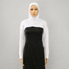 Eine Frau in einem schwarzen Langarmkleid und einem weißen Hijab.