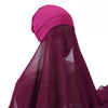 Un conjunto de hijab y chal de gasa magenta intenso usado por una modelo.