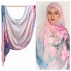 Eine rosa-blaue Aquarell-Ombré-bedruckte Seiden-Modal-Hijab-Schal.