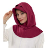 Une femme portant un bonnet hijab de couleur marron foncé, couvrant entièrement.