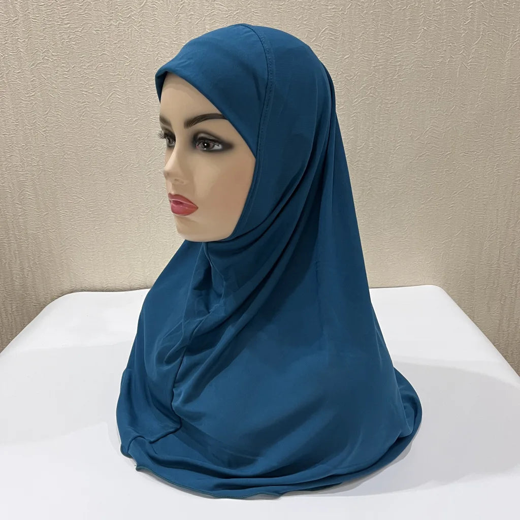 Pañuelo hijab azul oscuro para niños, drapeado en un maniquí.