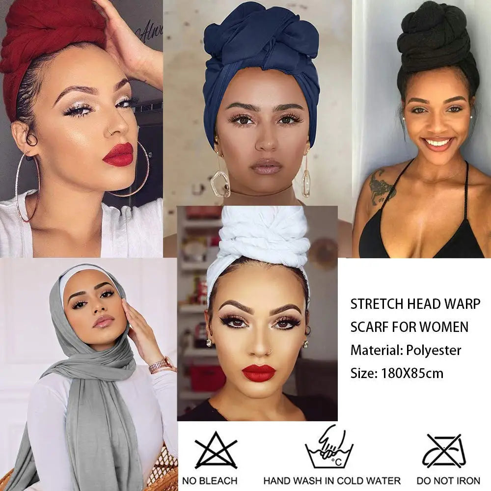 Eine Frau modelliert einen dunkelblauen, dehnbaren Turban aus Polyester für Frauen.