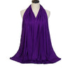 Pañuelo de algodón premium morado vibrante drapeado alrededor del cuello de un maniquí.