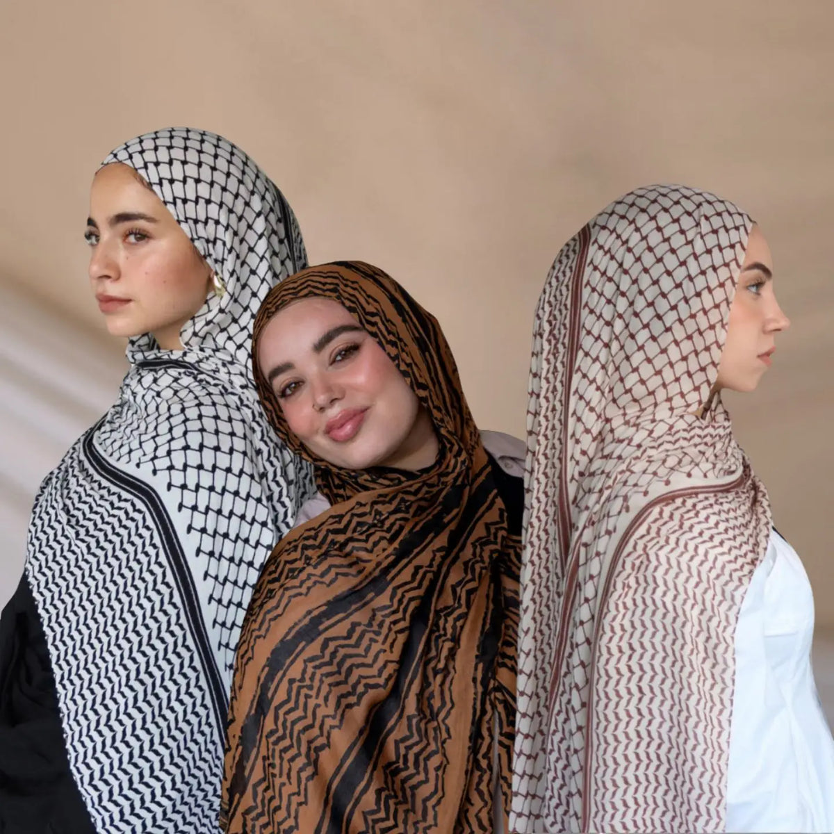 Tres mujeres vistiendo elegantes pañuelos de gasa keffiyeh en varios patrones y colores