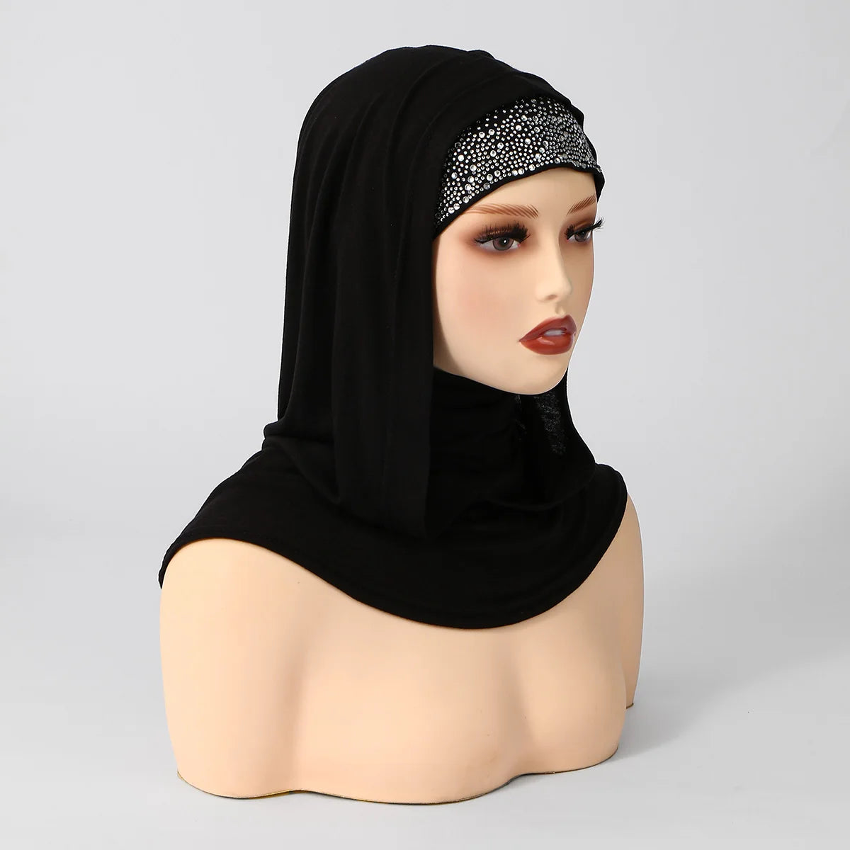 Une femme modélise un bonnet hijab noir double couche instantané avec un bandeau scintillant et un couvre-chef assorti.
