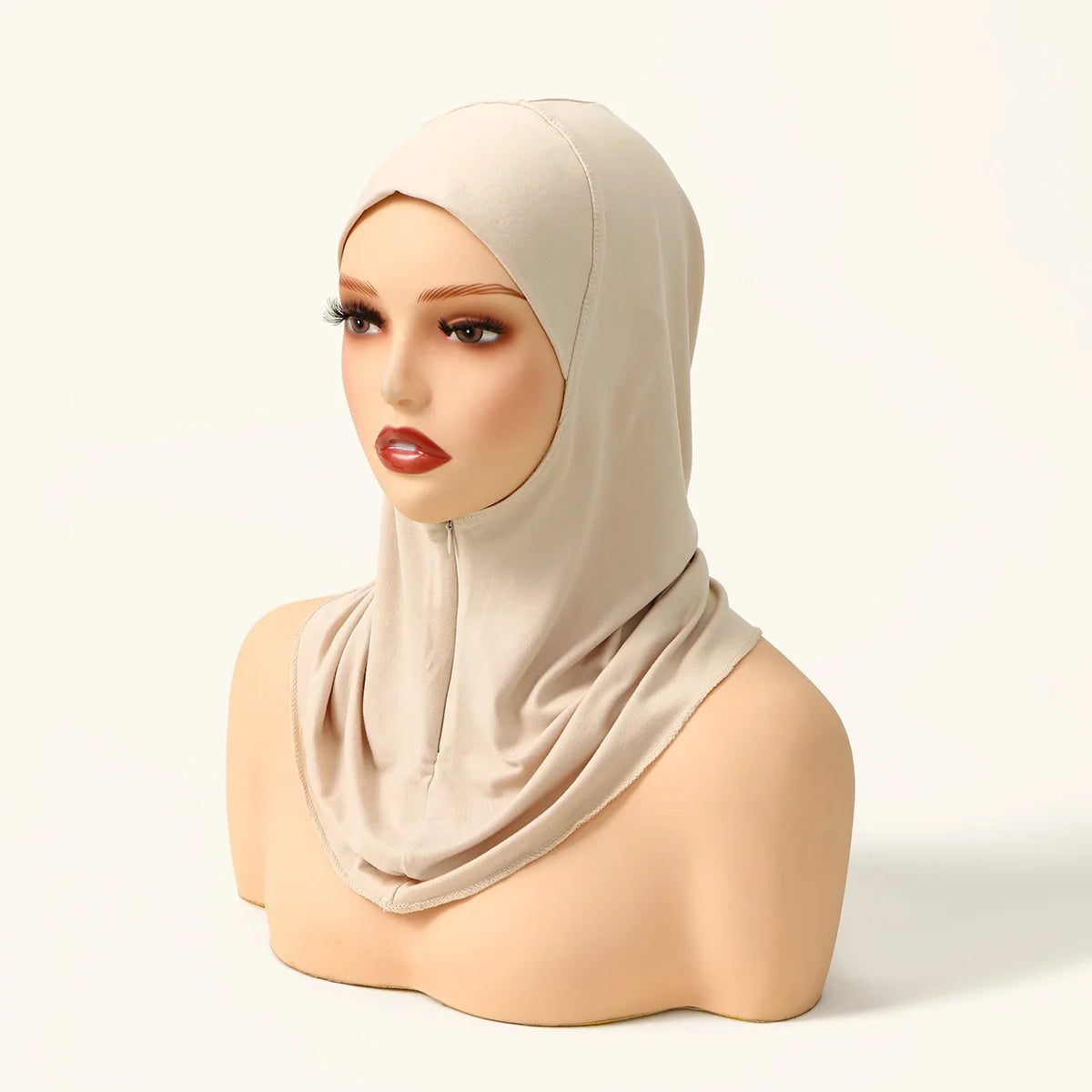 Beige Soforthalt-Hijab auf einem Mannequin-Kopf und Hals.