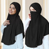 Eine Frau präsentiert einen schwarzen, bequemen Modal-Jersey-Hijabschal über Kopf und Schultern.