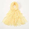 Pañuelo de hijab de bambú amarillo pálido, fluido y extendido.