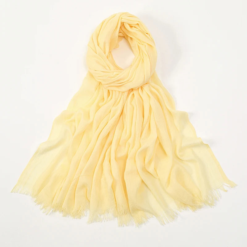 Pañuelo de hijab de bambú amarillo pálido, fluido y extendido.