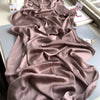Drapierte mauvefarbene Crinkle-Satin-Chiffon-Stoff für einen Hijab.