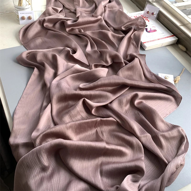 Drapierte mauvefarbene Crinkle-Satin-Chiffon-Stoff für einen Hijab.