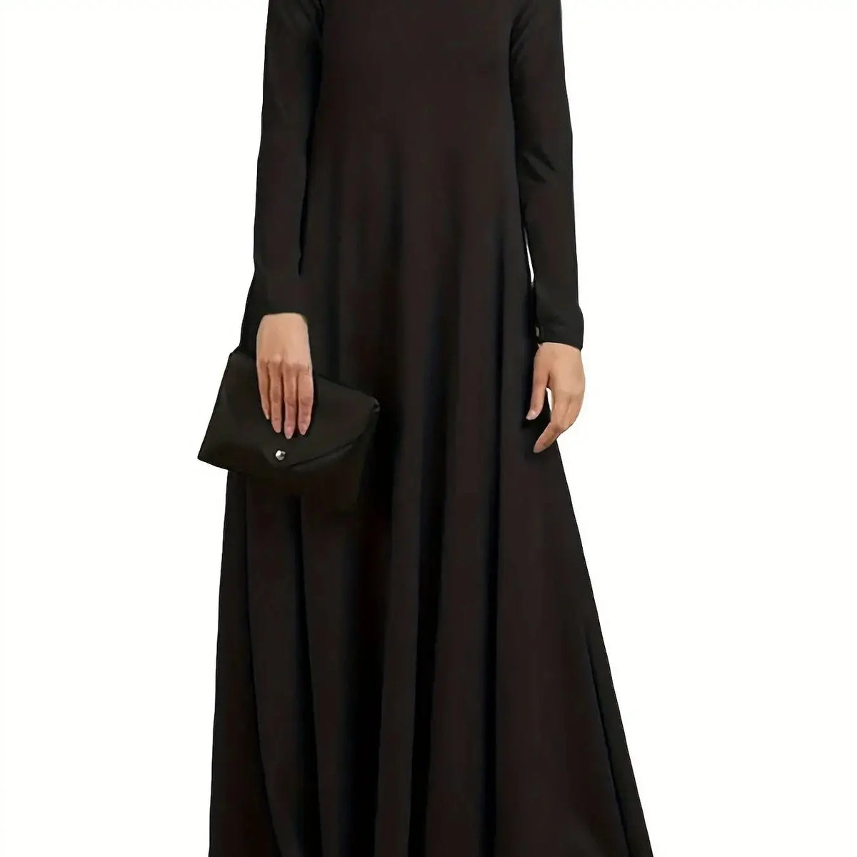 Robe maxi noire ample à manches longues.