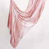 Fließender rosa und weißer marmorierter Umhang elegant drapiert.