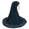 Pañuelo hijab de pedrería floral azul marino oscuro usado por una mujer de perfil.