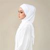 Eine Frau trägt einen weißen elastischen Modal-Jersey Instant-Hijab mit Riemchen, in Profilansicht.