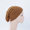 Nahaufnahme einer braunen Bambus-Jersey-Turban-Kappe auf einem Mannequin.