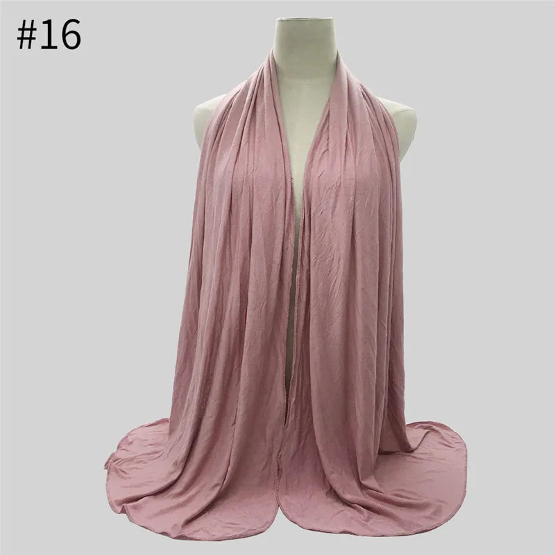 Mauveem Modal-Baumwoll-Jersey-Hijab-Schal über einem Mannequin-Hals drapiert.