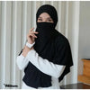 Eine Frau in schwarzem Hijab und weißer Kleidung in Porträtform.