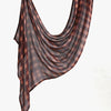 Foulard hijab en coton à carreaux brun foncé et beige, drapé de manière fluide.